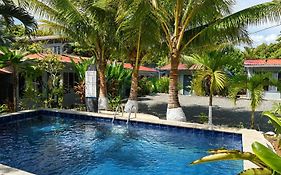 Rooms & Pool Macaws
